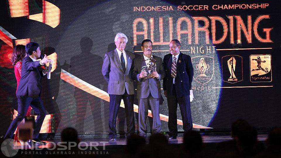 Penyerahan penghargaan Top Skor TSC 2016 kepada Alberto Goncalves yang diwakilkan oleh perwakilan Sriwijaya FC.