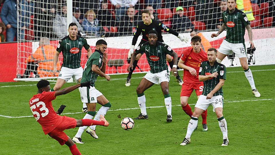 Ovie Ejaria (kiri) mengeksekusi bola ke arah gawang Plymouth Argyle. Copyright: Andrew Powell/Liverpool FC via Getty Images