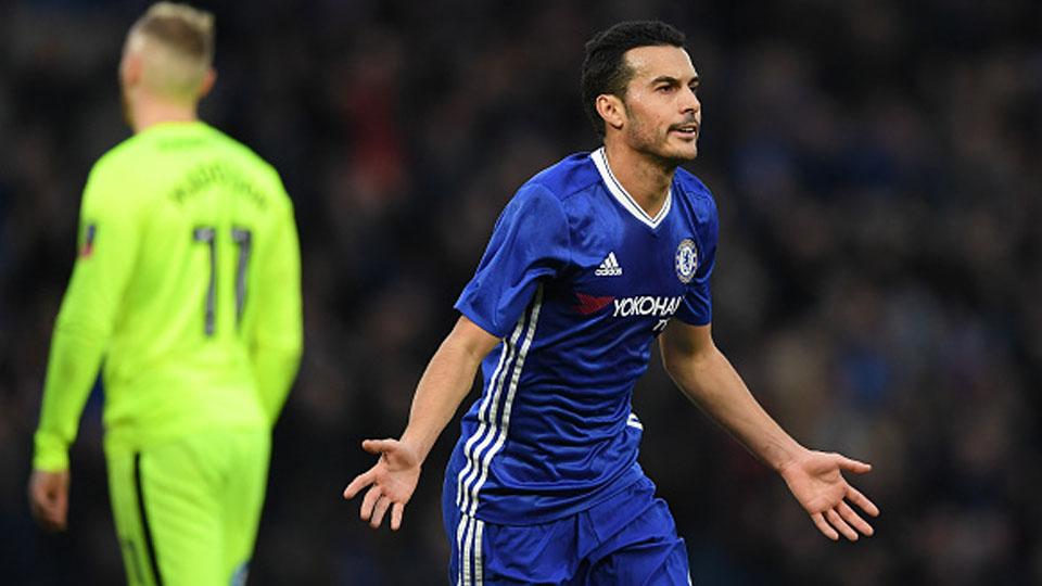 Pedro Rodriguez selebrasi usai mencetak gol ke gawang Peterborough United. - INDOSPORT