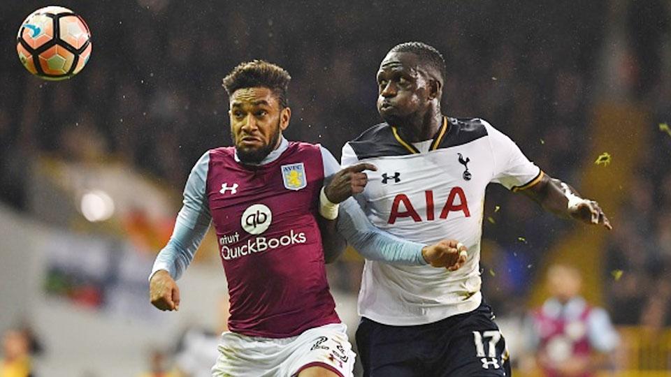 Moussa%20Sissoko%20%28kanan%29%20tengah%20adu%20bodi%20dengan%20Jordan%20Amavi.