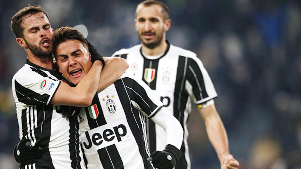 Paulo Dybala selebrasi bersama Miralem Pjanic. Copyright: MARCO BERTORELLO/AFP/Getty Images