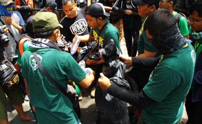 Aksi Bersih-bersih Bonek di Kota Bandung Copyright: emosijiwaku.com