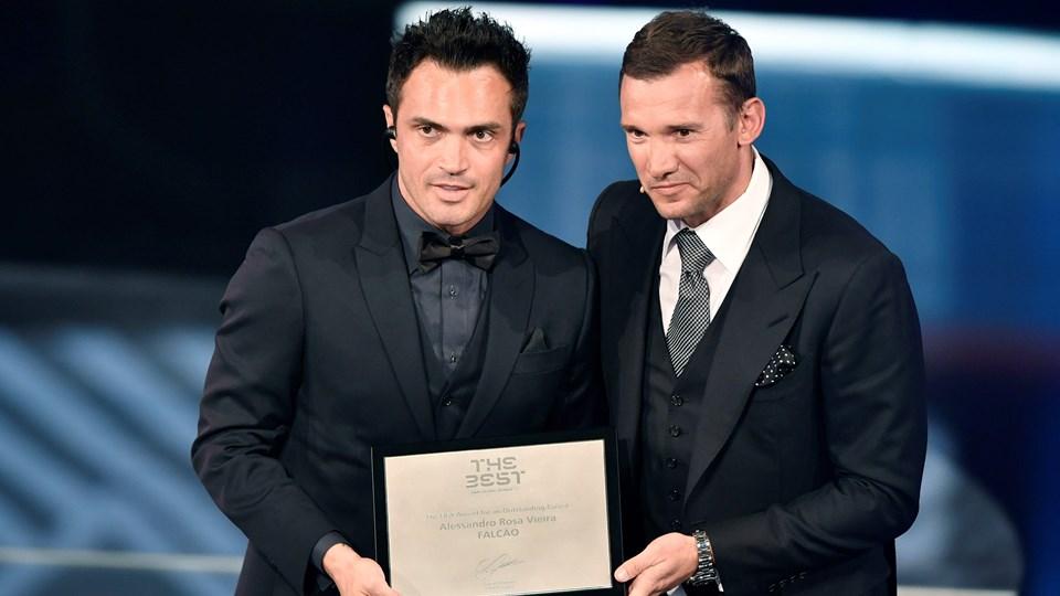 Pemain futsal asal Brasil, Falcao, berfoto bersama Andriy Shevchenko ketika meraih Outstanding Career Award.