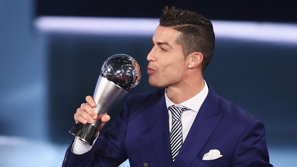 Cristiano Ronaldo mencium trofi The Best FIFA Men’s Player of 2016.