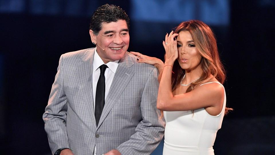 Legenda Argentina, Diego Maradona (kiri) bersama dengan Eva Longoria, menjadi host dalam acara tahunan FIFA tersebut.