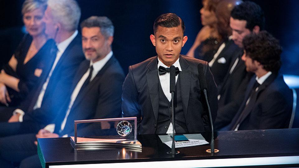 Mohd%20Faiz%20Subri%20setelah%20menerima%20penghargaan%20di%20Zurich%2C%20Swiss.