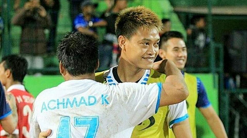 Achmad Kurniawan (kiri) merangkul sang adik, Kurnia Meiga. Copyright: Istimewa