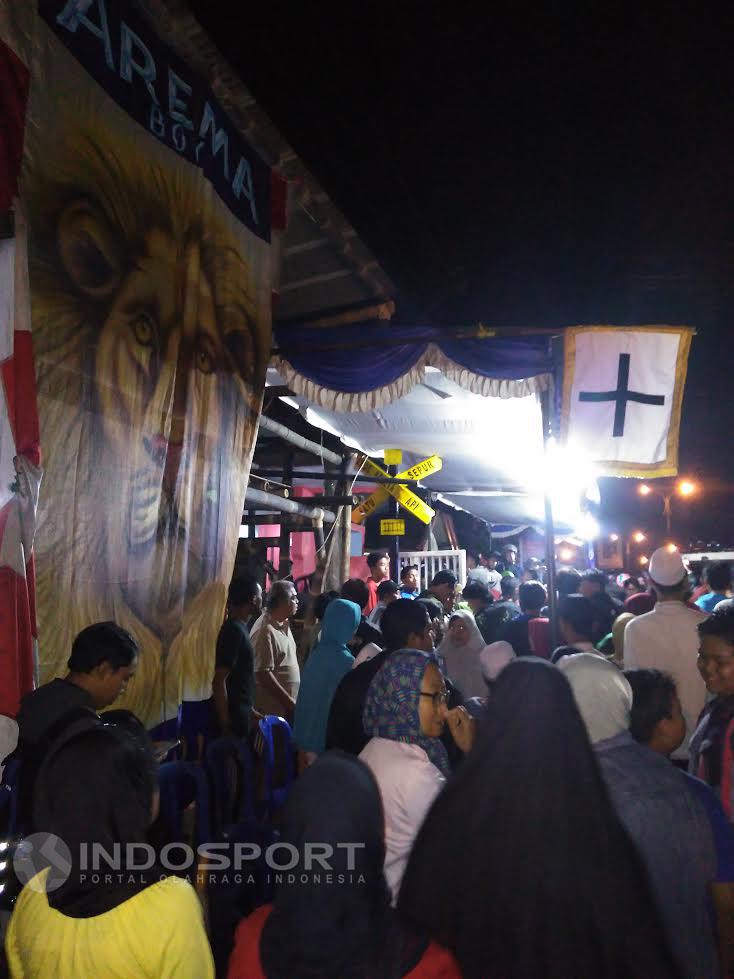 Ratusan Aremania antarkan jenazah Kiper Arema Achmad Kurniawan yang akan dibawa ke Jakarta.