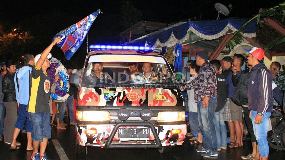 Mobil Ambulans membawa jenazah Achmad Kurniawan dari rumah sakit Dr. Saiful Anwar menuju Jakarta.