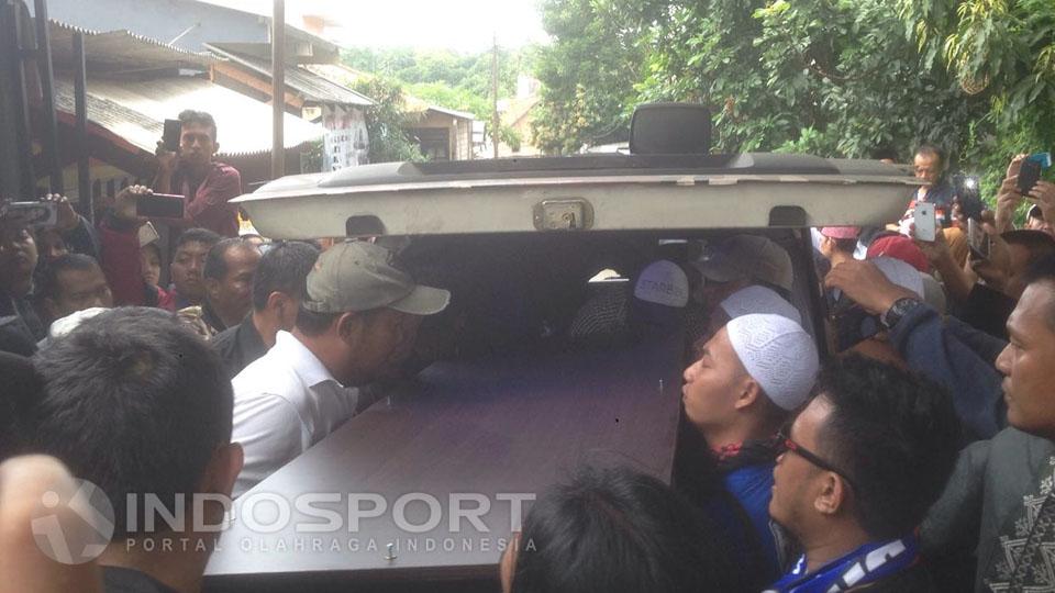 Peti  jenazah Achmad Kurniawan dikeluarkan dari mobil ambulans. - INDOSPORT