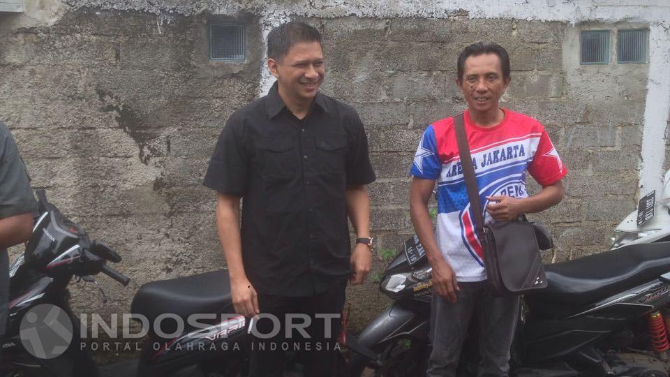 CEO%20Arema%20FC%20sekaligus%20Wakil%20ketua%20umum%20PSSI%2C%20Iwan%20Budianto%20%28kiri%29%20melayat%20kediaman%20Achmad%20Kurniawan.