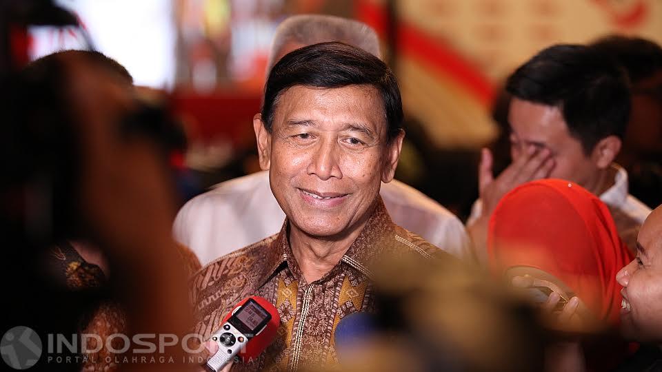 Ketua umum Persatuan Bulutangkis Seluru Indonesia (PBSI) Wiranto tersenyum saat ditanya oleh awak media.