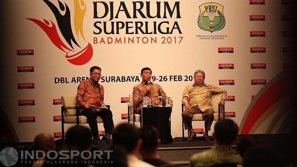 Suasana Prescon Djarum Super Liga 2017 bersama ketua umum PBSI Wiranto (tengah).