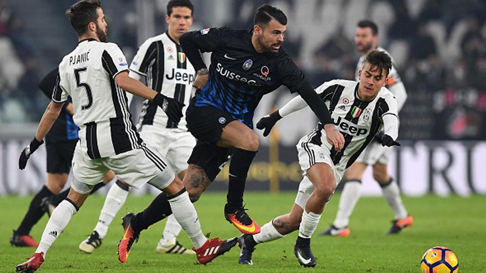 Striker Atalanta, Andrea Petagna menggiring bola dibayangi pemain Juventus, Miralem Pjanic dan Paulo Dybala. Copyright: Internet