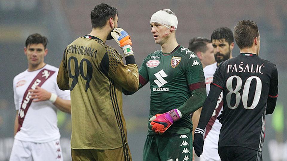 Gianluigi Donnarumma (kiri) saat bicara dengan Joe Hart.