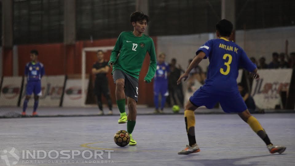 Pemain Timnas Futsal Indonesia, Bambang Bayu Saptaji (tengah) dijaga ketat pemain Antam FC.