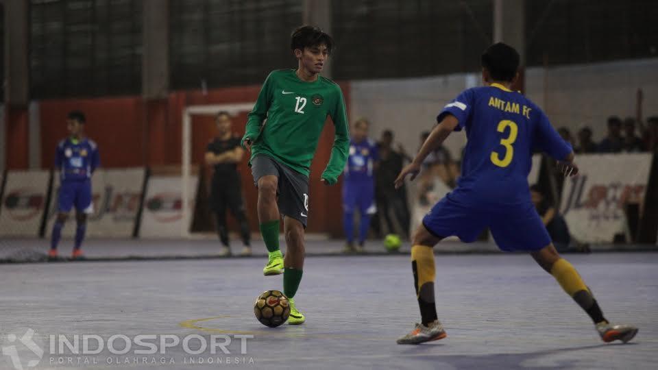 Pemain Timnas Futsal Indonesia, Bambang Bayu Saptaji (tengah) dijaga ketat pemain Antam FC. Copyright: Herry Ibrahim/INDOSPORT