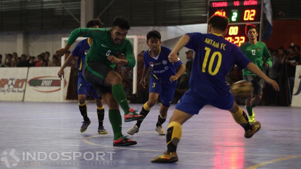 Pemain Timnas Futsal Indonesia, melakukan tendangan ke arah gawang Antam FC.