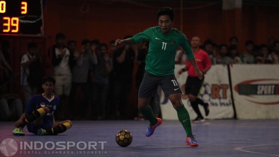 Pemain Timnas Futsal Indonesia, Ardi Suwardi berhasil melewati hadangan pemain Antam FC.