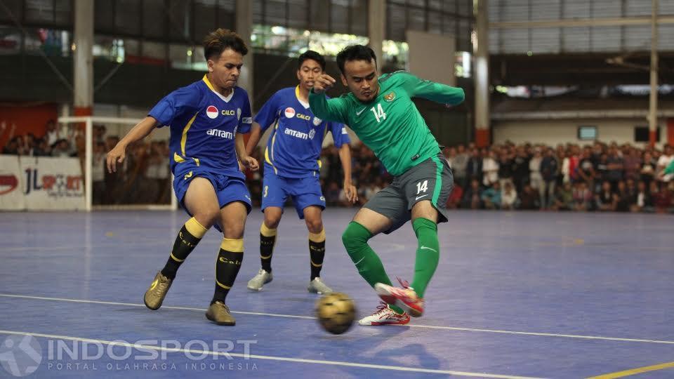 Pemain Timnas Futsal Indonesia, Randy Satria melakukan tendangan ke arah gawang Antam FC.