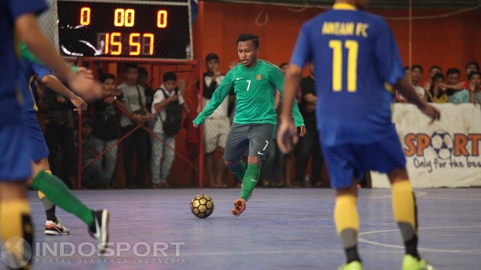 Pemain Timnas Futsal Indonesia, Jaelani Ladjanibi (tengah) saat ingin memberikan umpan kepada rekannya.