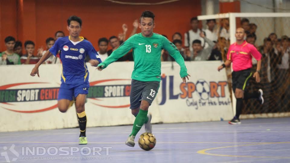 Pemain Timnas Futsal Indonesia U-20, Ardiansyah Runtuboy (tengah). - INDOSPORT