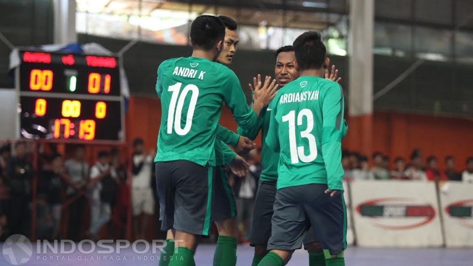 Para pemain Timnas Futsal Indonesia merayakan salah satu gol. - INDOSPORT