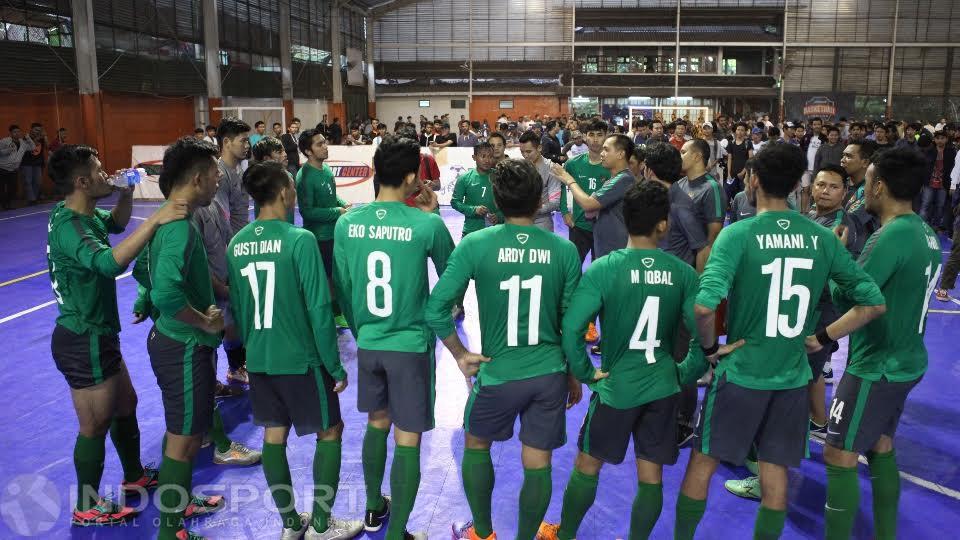 Skuat Timnas Futsal Indonesia mendapat arahan usai laga uji coba melawan Antam FC.