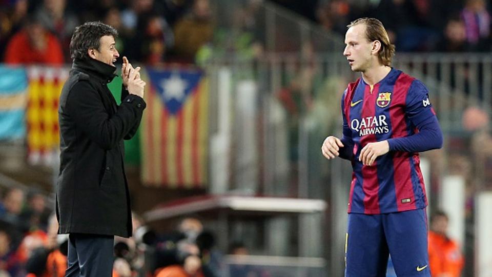 Pelatih Barcelona, Luis Enrique (kiri) dan Ivan Rakitic. Copyright: Miguel Ruiz/FC Barcelona via Getty Images