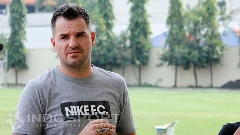 Pelatih baru Bhayangkara FC, Simon McMenemy. Copyright: Fajar Kristanto/Indosport