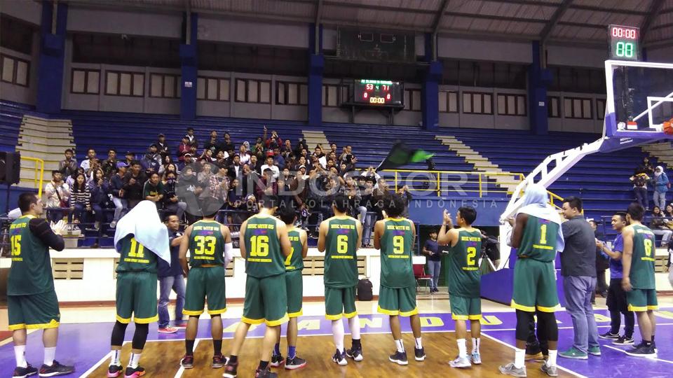 Tim JNE Siliwangi dalam pertandingan pemanasan IBL.