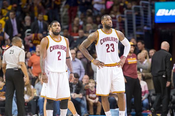 Kyrie Irving (kiri) dan LeBron James, dua pemain bintang Cleveland Cavaliers. Copyright: Jason Miller/GettyImages