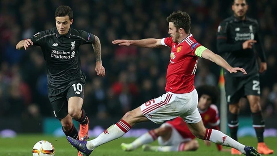 Michael Carrick berusaha menggagalkan aksi Philippe Coutinho. Copyright: Chris Brunskill - UEFA/UEFA via Getty Images