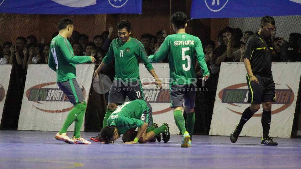 Pemain Timnas Futsal Indonesia, Yamani sujud sukur usai mencetak gol ke gawang Pelindo.
