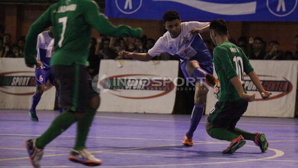 Pemain%20Pelindo%20melakukan%20tendangan%20ke%20arah%20gawang%20Timnas%20Indonesia.