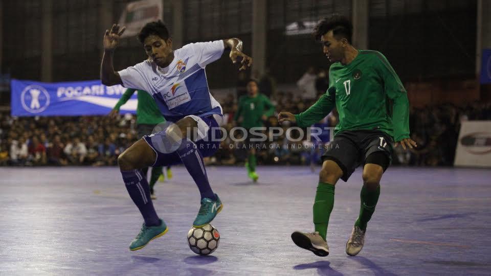 Pemain Timnas Futsal Indonesia menjaga ketat pemain Pelindo.