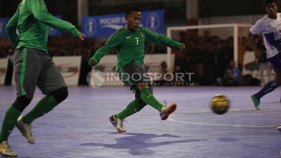 Pemain%20Timnas%20Futsal%20Indonesia%2C%20Jaelani%20melakukan%20tendangan%20ke%20gawang%20Pelindo%20dalam%20laga%20uji%20coba%2C%2015%20Januari%202017%20lalu.