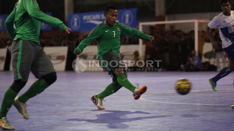 Pemain Timnas Futsal Indonesia, Jaelani melakukan tendang ke gawang Pelindo.