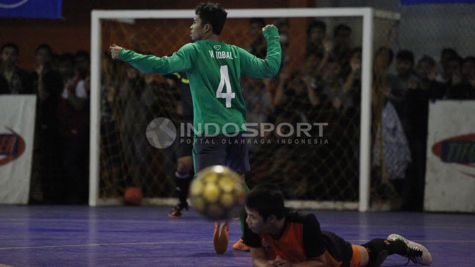 Selebrasi salah satu Pemain Timnas Futsal Indonesia usai membobol gawang Pelindo.