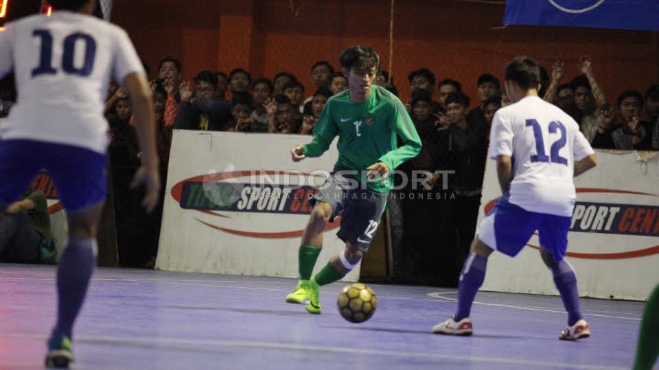 Aksi Pemain Timnas Futsal Indonesia, Bambang Bayu Saptaji (tengah).
