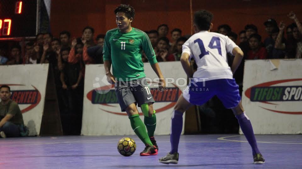 Aksi Pemain Timnas Futsal Indonesia, Ardy Suwardi mencoba melewati hadangan pemain Pelindo.