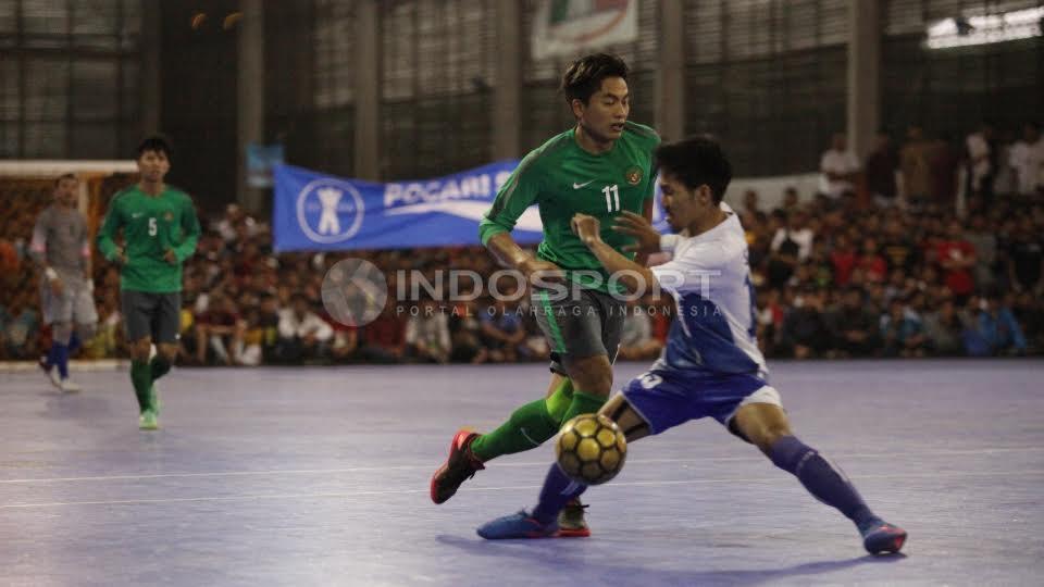 Aksi Pemain Timnas Futsal Indonesia, Ardy Suwardi dihadang pemain Pelindo. Copyright: Herry Ibahim/INDOSPORT