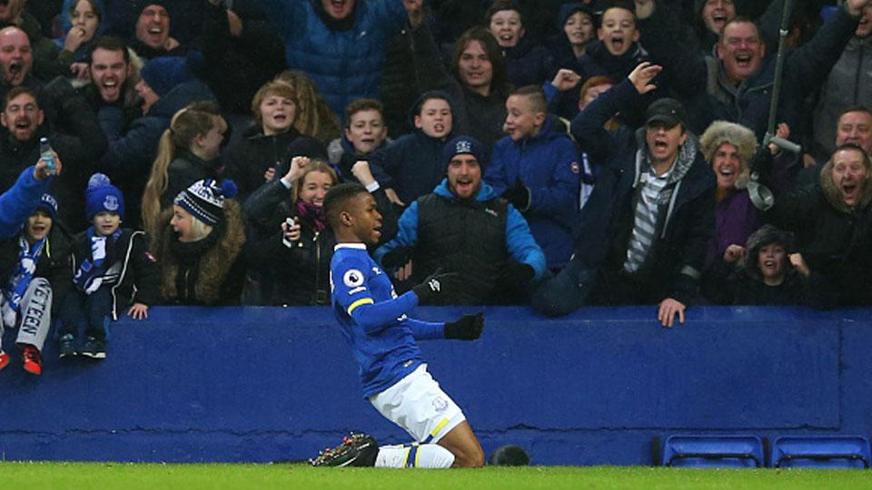 Romelu Lukaku bersama Ademola Lookman yang membobol gawang Manchester City. Copyright: Internet