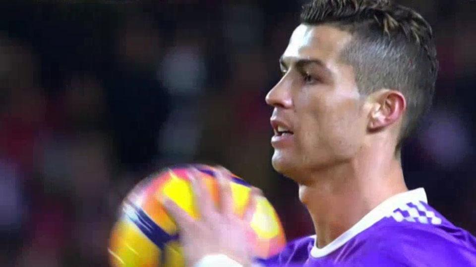 Cristiano%20Ronaldo%20menyambit%20pemain%20lawan%20dengan%20bola.