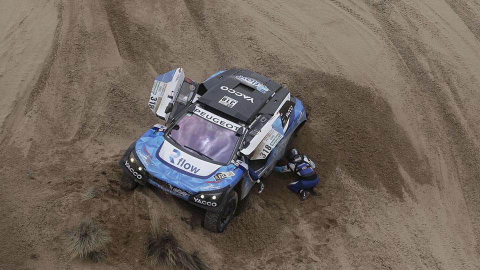 Romain Dumas beserta Alain Guehennec berusaha mengeluarkan mobil yang terjebak di pasir.