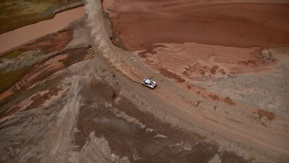Stephane Peterhansel terlihat sedang mengendarai mobil di hamparan pasir merah di Bolivia.