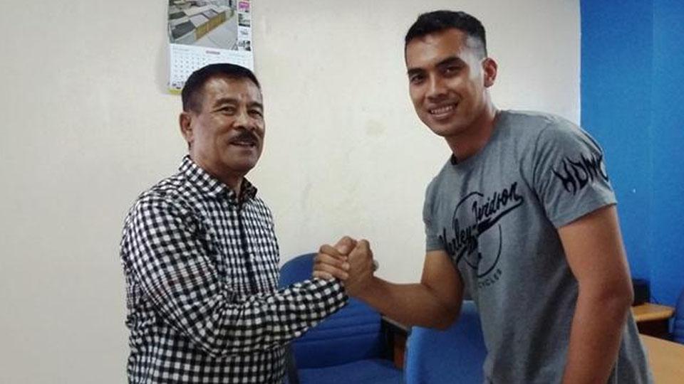 Manajer Persib Bandung, Umuh Muchtar (kiri) berjabat tangan dengan kiper anyar, Imam Arief Fadillah. Copyright: Istimewa