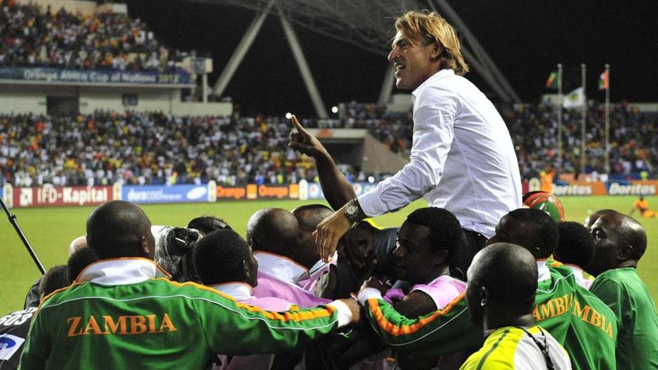 Herve Renard (baju putih) selebrasi bersama tim dan anak asuhnya, Zambi.