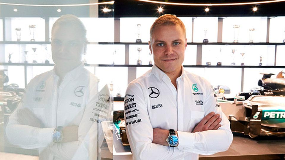 Valtteri Bottas pose setelah diresmikan menjadi pengganti Nico Rosberg. - INDOSPORT