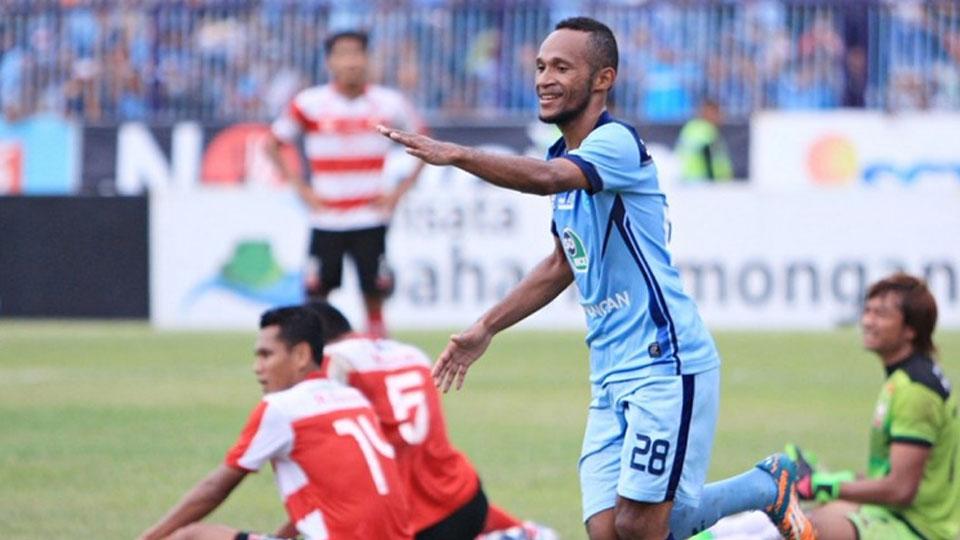 Mantan gelandang Persela Lamongan, Steven Imbiri resmi gabung klub Malaysia. Copyright: Istimewa